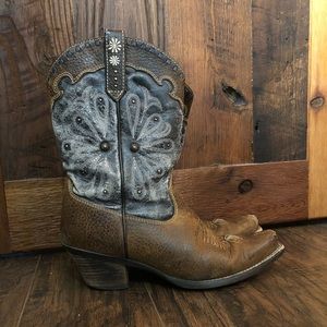 Ariat women’s cowboy boots. GUC!